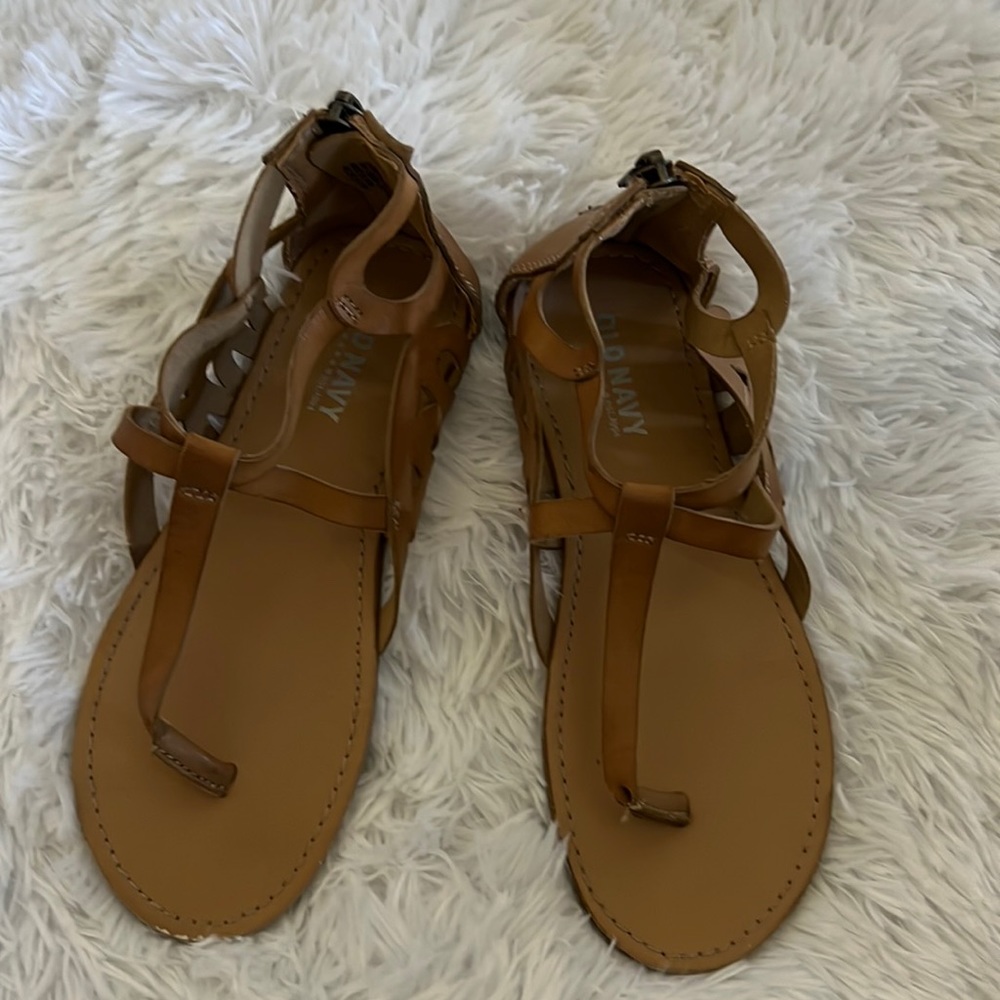 Girls cut out sandals. Marked size 12/14, runs true at 13.5.